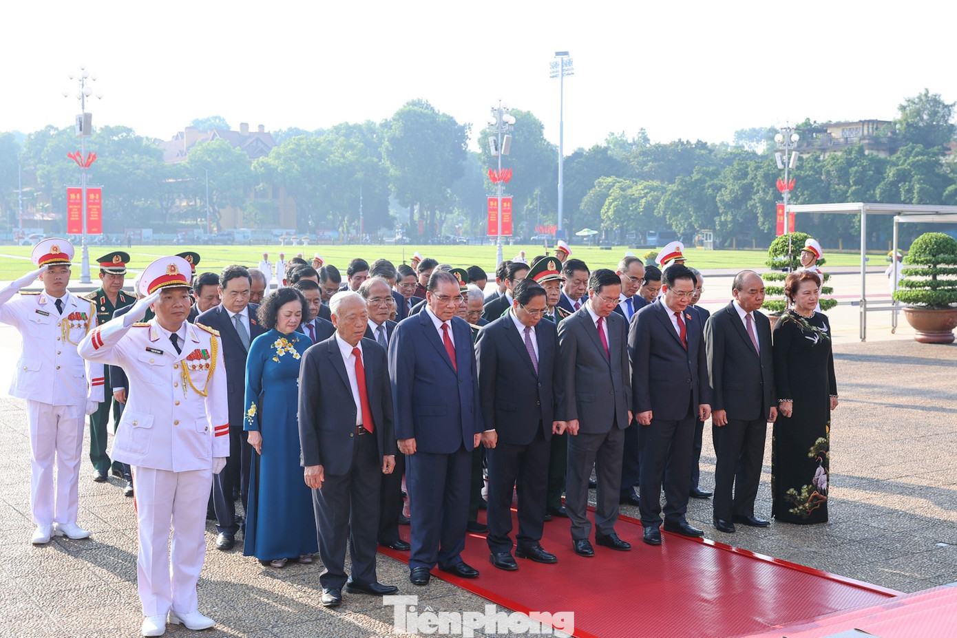Với lòng biết ơn vô hạn, các đồng chí lãnh đạo, nguyên lãnh đạo Đảng, Nhà nước thành kính tưởng nhớ Chủ tịch Hồ Chí Minh.