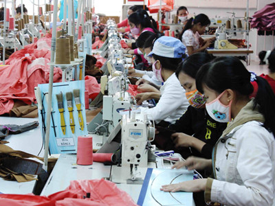 Công nhân ngành may đối mặt nhiều loại bệnh do công việc