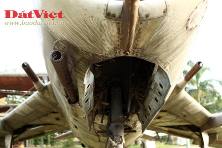 Là tiêm kích thế hệ sau, MiG-19 có nhiều cải tiến về tốc độ và vũ khí. Tuy được trang bị rocket nhưng máy bay vẫn duy trì bộ pháo hàng không, gồm 3 pháo 30mm NR-30