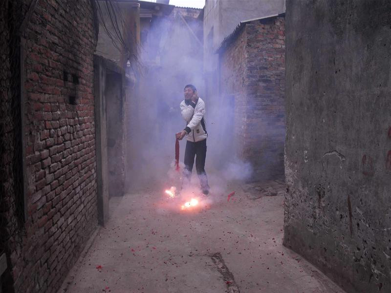 Ngang nhiên đốt pháo giữa xóm sáng mồng 4 Tết tại làng Đồng Kỵ. Ảnh: Nhật Anh-TTXVN Xe rác chở đầy xác pháo. Ảnh: Nhật Anh-TTXVN. Trẻ em xúm lại đốt qủa pháo đùng bất chấp nguy hiểm. Ảnh: Nhật Anh-TTXVN.