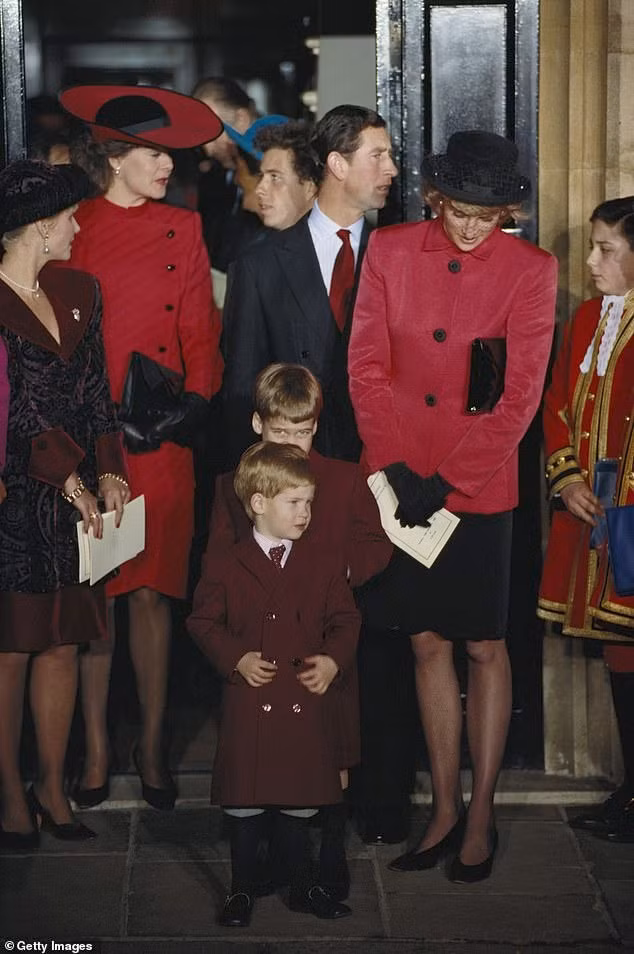 William và Harry mặc áo khoác đỏ tía và quần soóc xám khi tham dự lễ rửa tội của Công chúa Beatrice tại Nhà thờ Hoàng gia, Cung điện St James, vào tháng 12/1988. Ảnh: Getty Images.