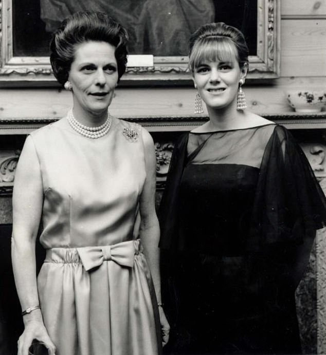 Hoàng hậu Camilla thời trẻ và mẹ ruột. Bà Rosalind qua đời vào năm 1994 vì bệnh loãng xương. Ảnh: Daily Mail.
