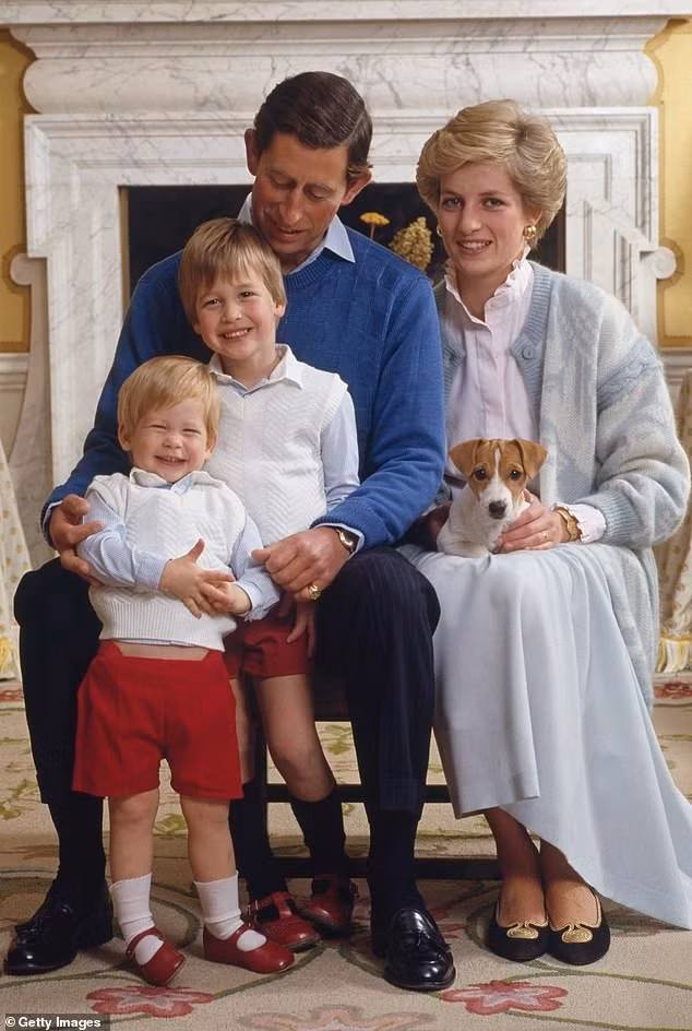 Harry và William đáng yêu trong bức ảnh gia đình chụp tại Cung điện Kensington vào năm 1986. Ảnh: Getty Images.
