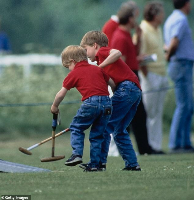 Họ mặc áo polo đỏ và quần jean dài khi chơi đùa trên sân cỏ tại Câu lạc bộ Polo Cirencester Park năm 1990. Ảnh: Getty Images.