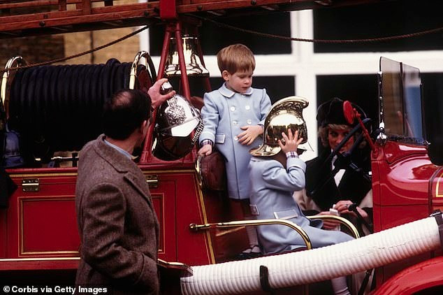 Harry cũng có chiếc áo tương tự được mặc khi chơi trên xe cứu hỏa tại Sandringham vào tháng 1/1988. Ảnh: Getty Images.