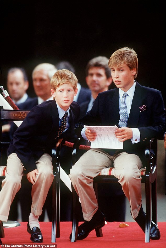 Thêm khoảnh khắc diện đồ đôi của cặp anh em hoàng gia trong lễ kỷ niệm Ngày Chiến thắng Nhật Bản (ngày Đế quốc Nhật Bản đầu hàng trong Chiến tranh thế giới thứ hai) năm 1995. Ảnh: Tim Graham.