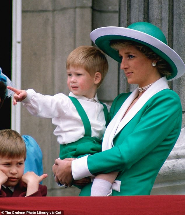 Harry mặc quần xanh lá và áo sơ mi trắng giống màu áo của mẹ đứng trên ban công của Cung điện Buckingham trong sự kiện Trooping the Color năm 1988. Ảnh:Tim Graham.