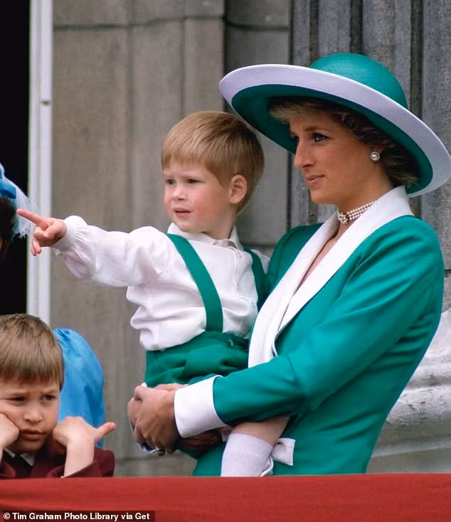 Harry mặc quần xanh lá và áo sơ mi trắng giống màu áo của mẹ đứng trên ban công của Cung điện Buckingham trong sự kiện Trooping the Color năm 1988. Ảnh:Tim Graham.