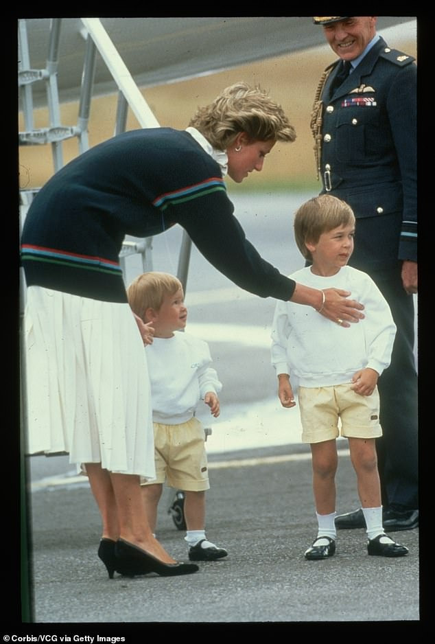 Công nương Diana dẫn hai con trai mặc giống nhau đến sân bay Aberdeen năm 1986. Ảnh: Getty Images.