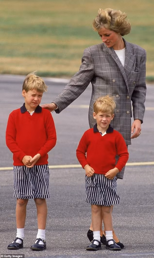 Công nương Diana cùng hai con trai là Hoàng tử William và Hoàng tử Harry đến sân bay Aberdeen để bắt đầu kỳ nghỉ hè ở Balmoral, Scotland vào năm 1989. Hai cậu bé mặc quần đùi sọc với áo len đỏ đậm. Ảnh: Getty Images.