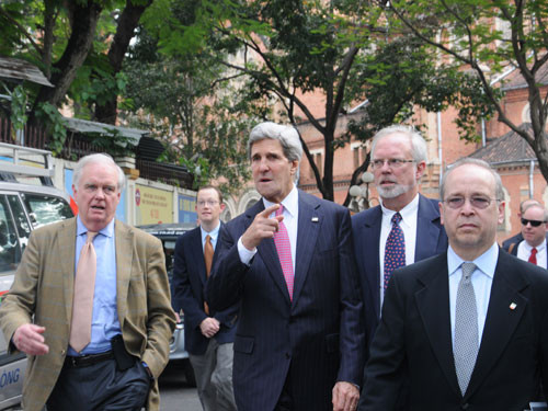 Tháp tùng ông là ông Tommy Vallely, cũng là cựu binh Việt Nam (bìa trái) 