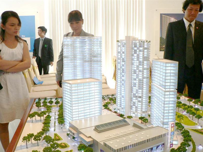 Nhà đầu tư giới thiệu dự án Azura tại buổi chào bán. Ảnh: Nguyễn Huy