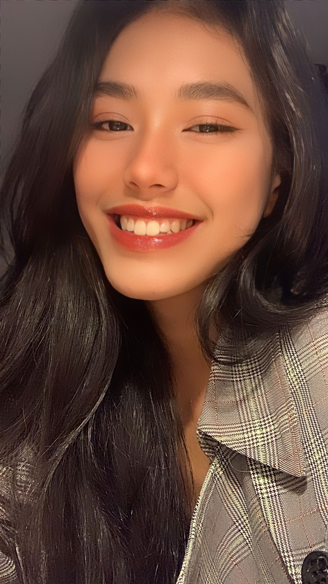 Nhan sắc ngoài đời của người đẹp nhận được sự khen ngợi từ cư dân mạng. Minh Anh có sống mũi cao, làn da nâu khỏe khoắn.