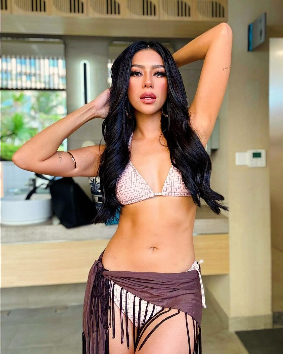 Pear Hung cho biết cô không gặp nhiều áp lực vì đương kim Miss Global 2022 cũng là một người đẹp đến từ Philippines.