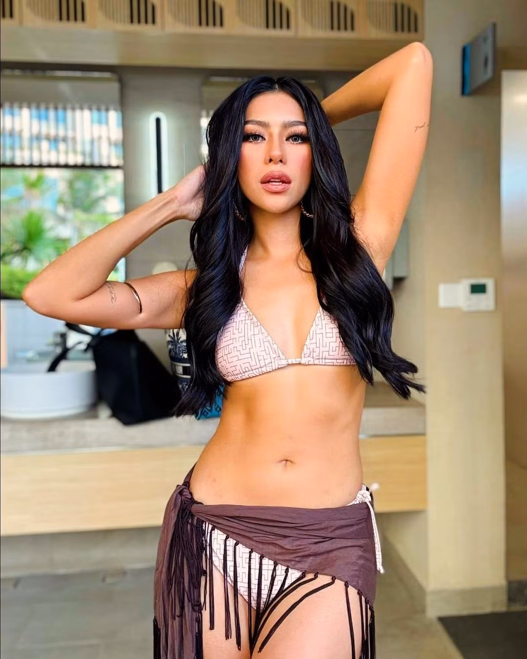 Pear Hung cho biết cô không gặp nhiều áp lực vì đương kim Miss Global 2022 cũng là một người đẹp đến từ Philippines.