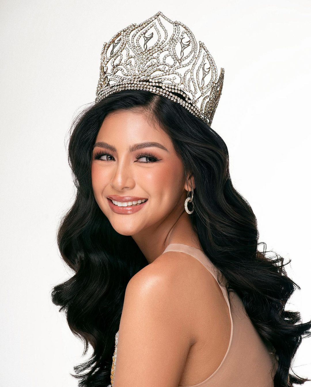 Pearl Hung từng đăng quang Miss Global Philippines 2023. Trước đó, cô tham dự cuộc thi Miss World Philippines 2018.