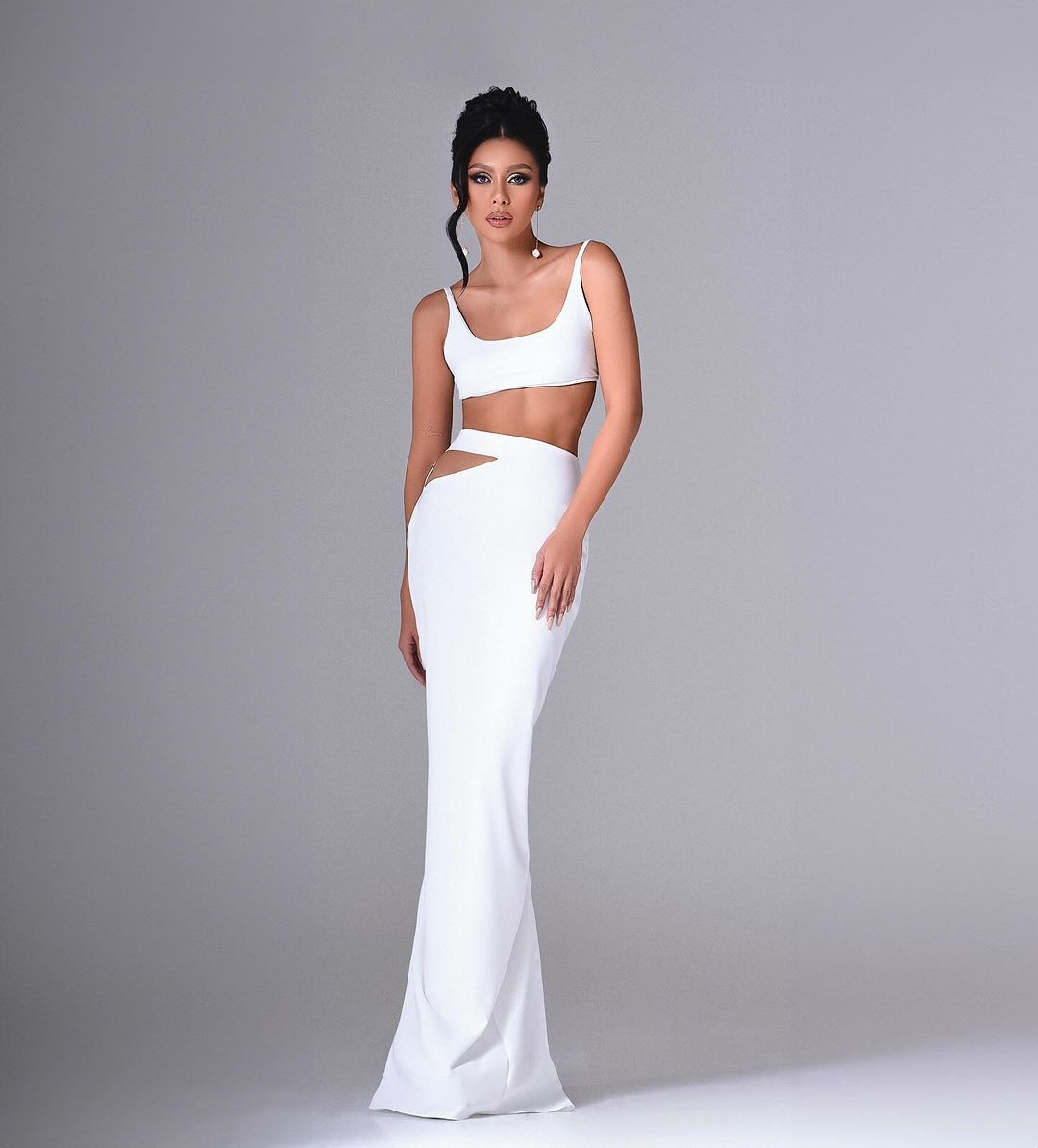 Pearl Hung cho biết cô là một huấn luyện viên cá nhân ở quê nhà. Người đẹp Philippines giúp đỡ những người đang gặp khó khăn về tinh thần và giúp họ được chữa lành, trở thành phiên bản tốt hơn.