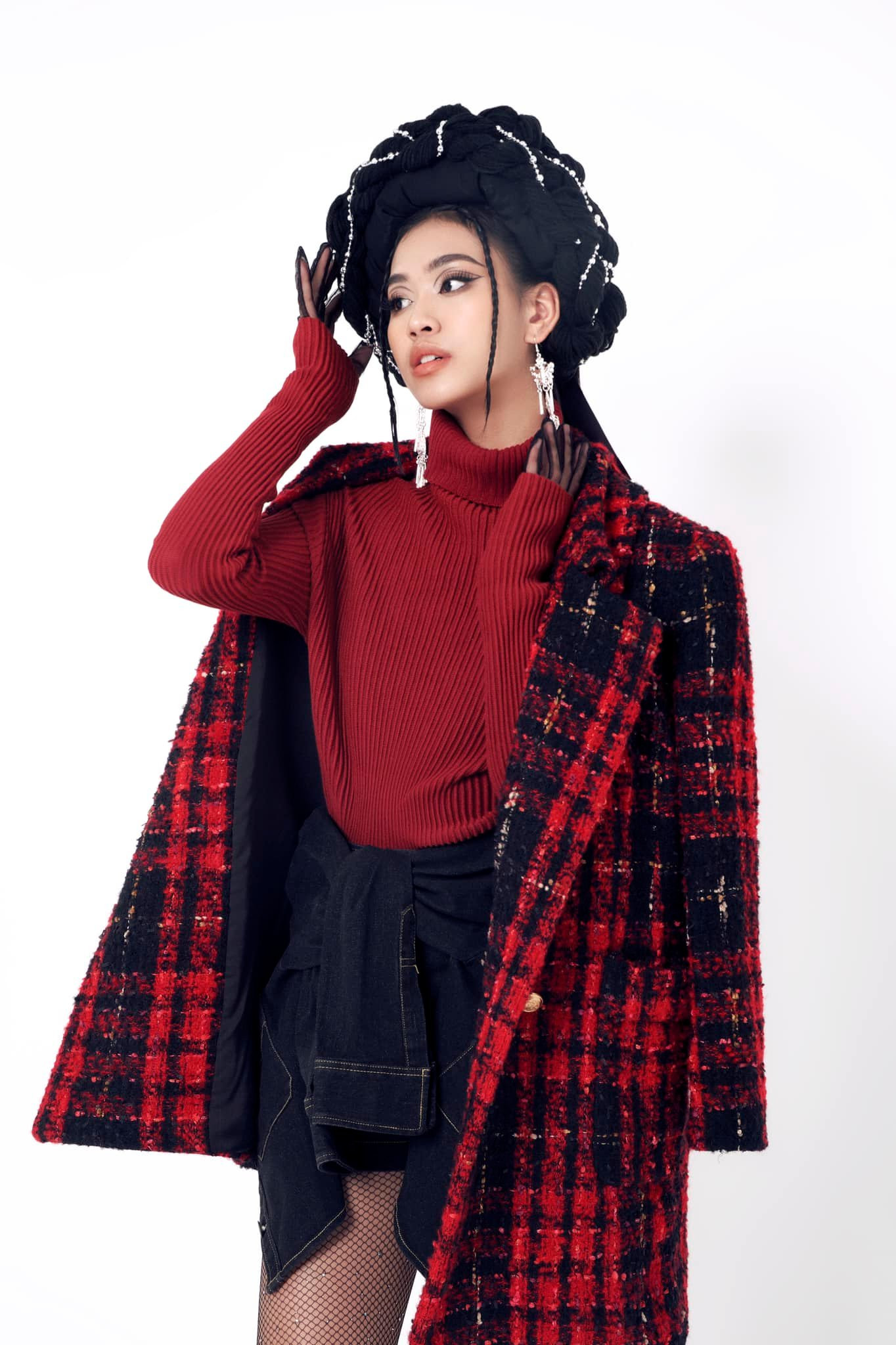 Minh Anh tham gia sinh hoạt tại Câu lạc bộ người mẫu Đại học Ngoại thương, nơi có nhiều gương mặt từng là hoa hậu, á hậu và những người đẹp đạt giải cao ở các cuộc thi sắc đẹp.