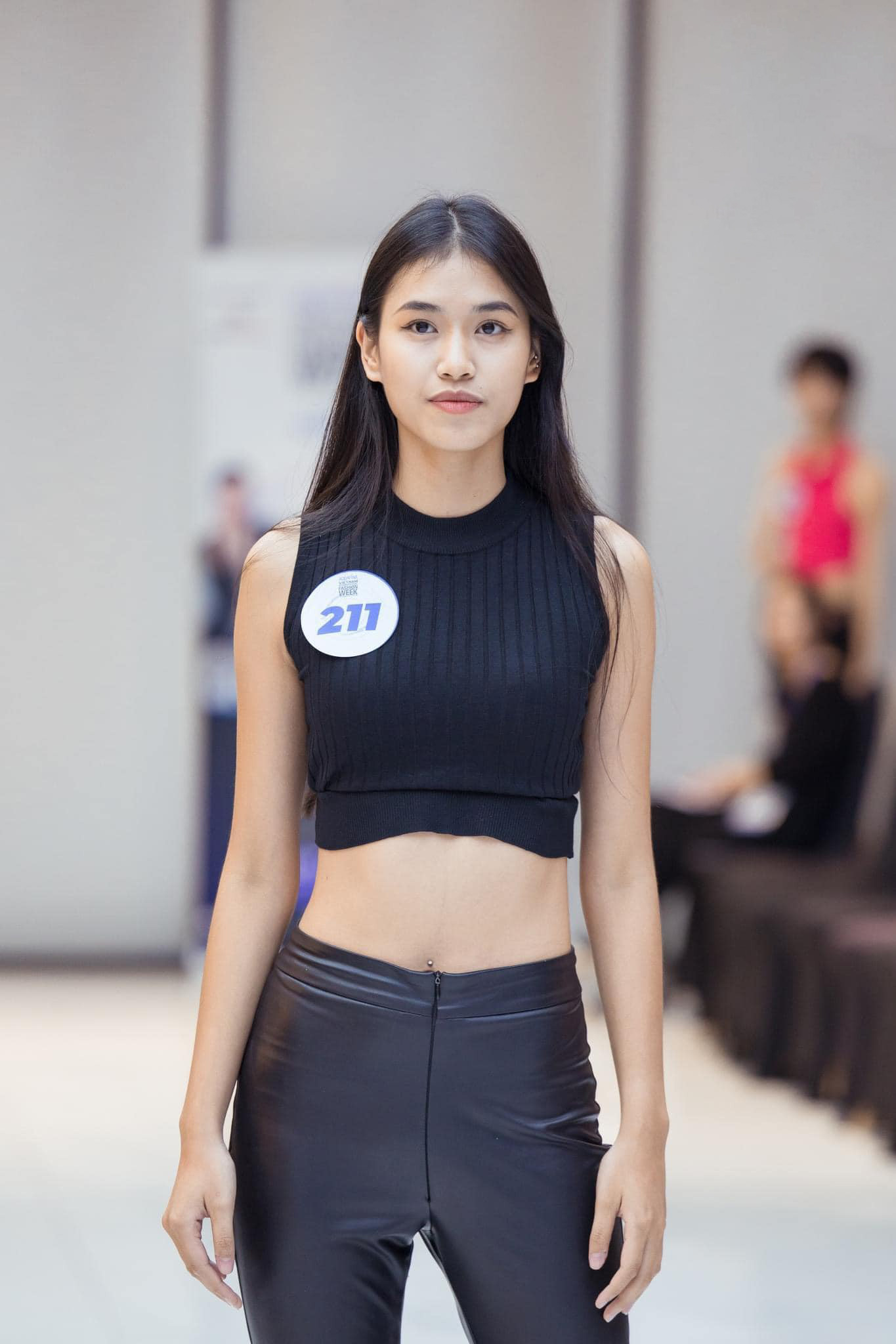 Cô có thân hình thanh mảnh và vòng eo săn chắc, nhỏ gọn.