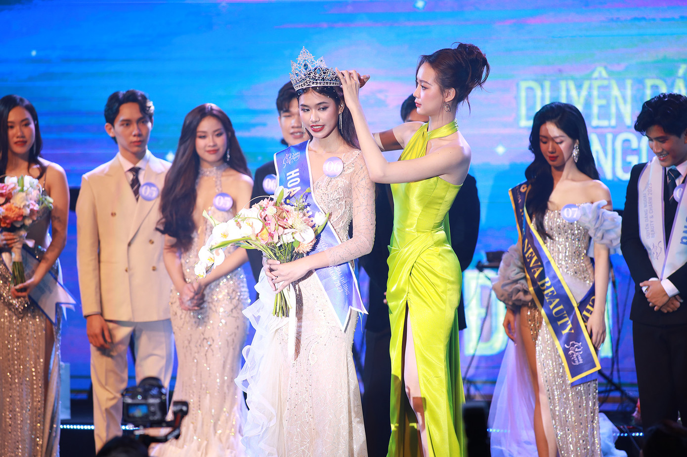 Ngày 14/1 đã diễn ra chung kết cuộc thi Hoa khôi Duyên dáng Ngoại thương 2023. Chung cuộc, người đẹp Nguyễn Minh Anh đã đăng quang ngôi vị cao nhất. Cô được Hoa hậu Liên lục địa 2022 Lê Nguyễn Bảo Ngọc trao vương miện.