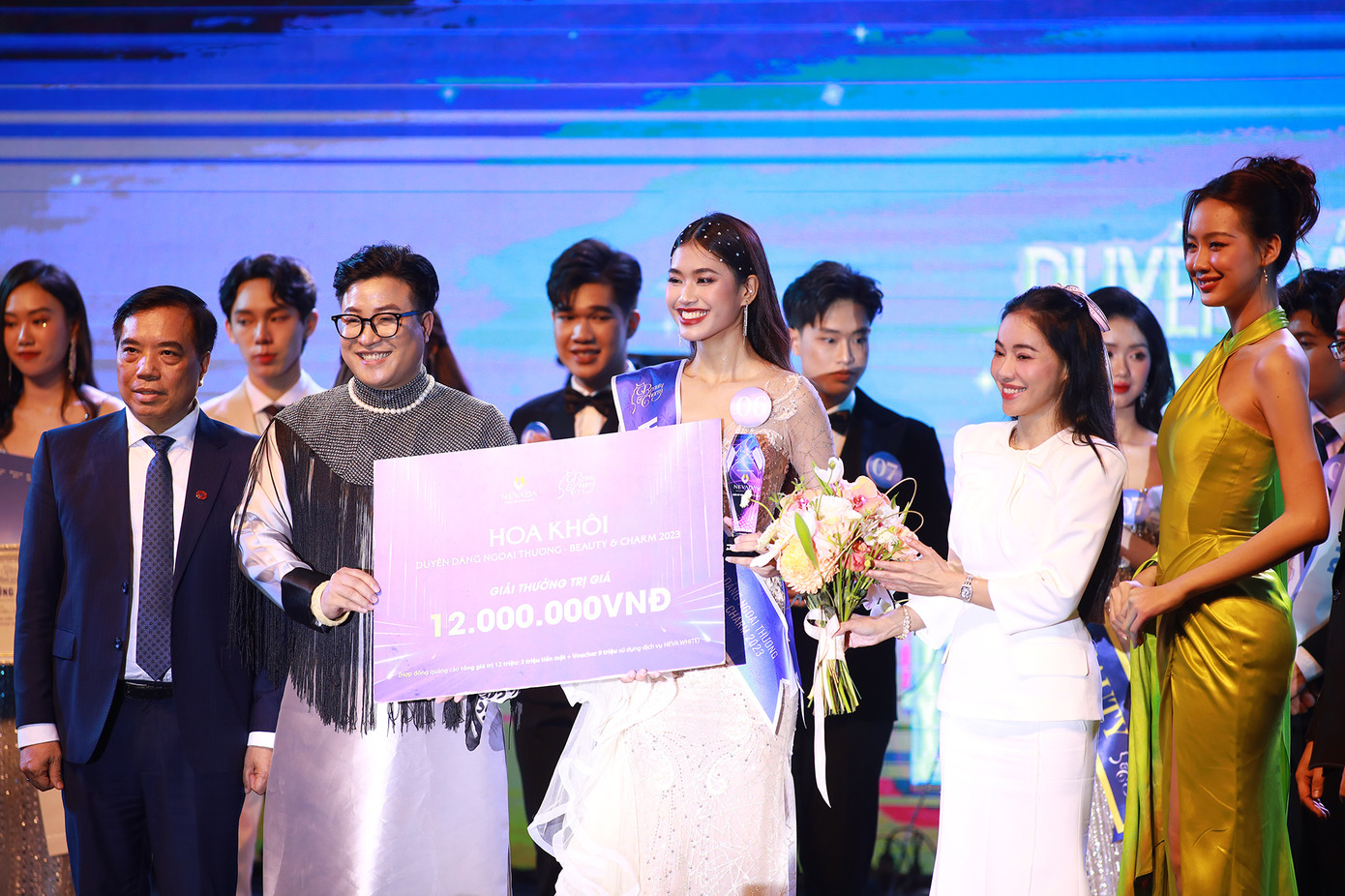 Ngày 14/1 đã diễn ra chung kết cuộc thi Hoa khôi Duyên dáng Ngoại thương 2023. Chung cuộc, người đẹp Nguyễn Minh Anh đã đăng quang ngôi vị cao nhất. Cô được Hoa hậu Liên lục địa 2022 Lê Nguyễn Bảo Ngọc trao vương miện.