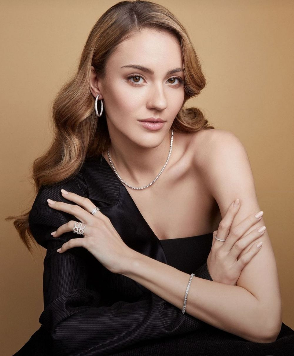 Đại diện Slovakia - Sophia Hrivñáková Sophia có gần 119.000 người theo dõi. Cô năm nay 21 tuổi, cao 1,79 m, là sinh viên chuyên ngành dược đồng thời là người mẫu kiêm vũ công chuyên nghiệp. Cô khiêu vũ từ năm 9 tuổi và là một trong những người dẫn đầu đoàn múa thiếu nhi.