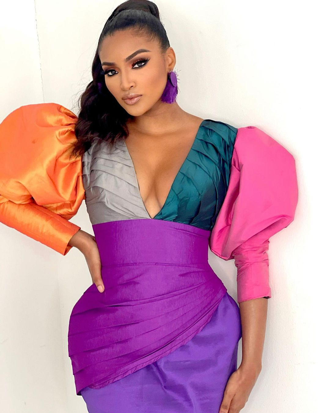 Đại diện Curacao - Nashaira Belisa có 105.000 người theo dõi. Cô có thân hình đầy đặn và vẻ đẹp khỏe khoắn, quyến rũ.