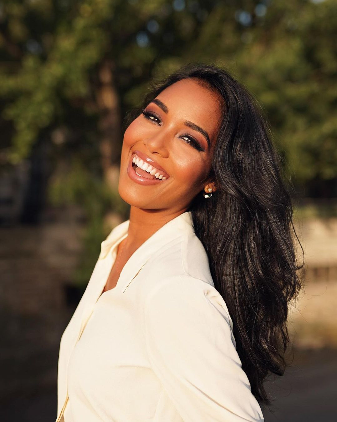 Đại diện Pháp - Clémence Botino có hơn 378.000 người theo dõi. Người đẹp năm nay 26 tuổi, giành danh hiệu Hoa hậu Guadeloupe 2019 trước khi đăng quang cuộc thi Hoa hậu Pháp danh giá.