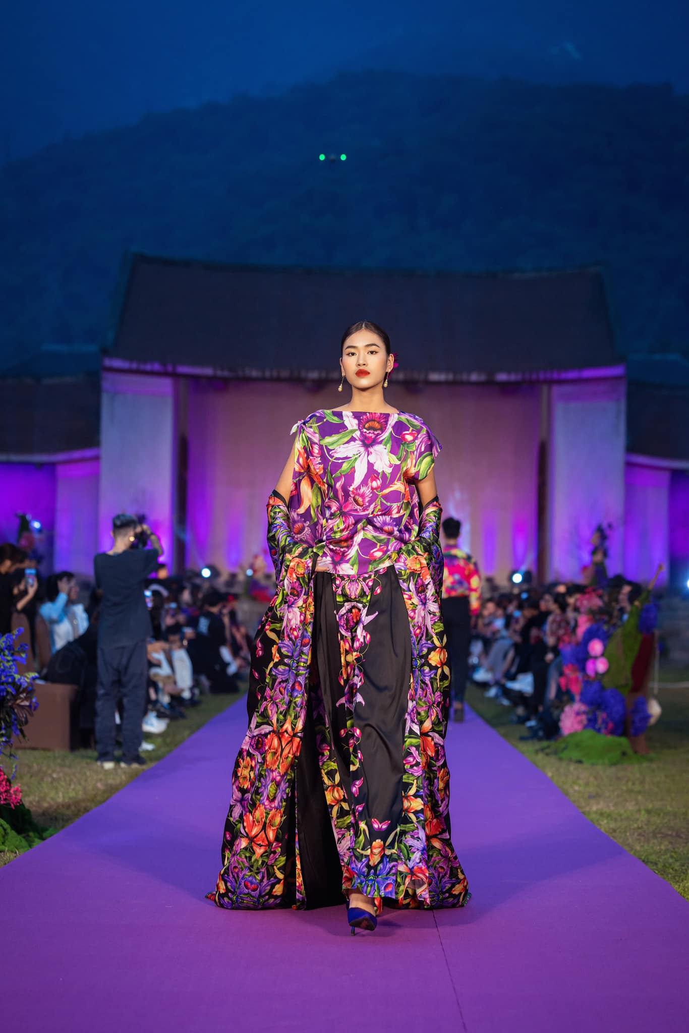 Minh Anh nổi bật trên sàn diễn nhờ gương mặt đậm chất Á đông cùng chiều cao ấn tượng và lối catwalk điềm tĩnh, uyển chuyển.