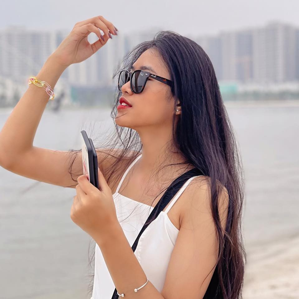 Ngoài đời, Minh Anh có gu ăn mặc năng động, trẻ trung đúng với lứa tuổi.