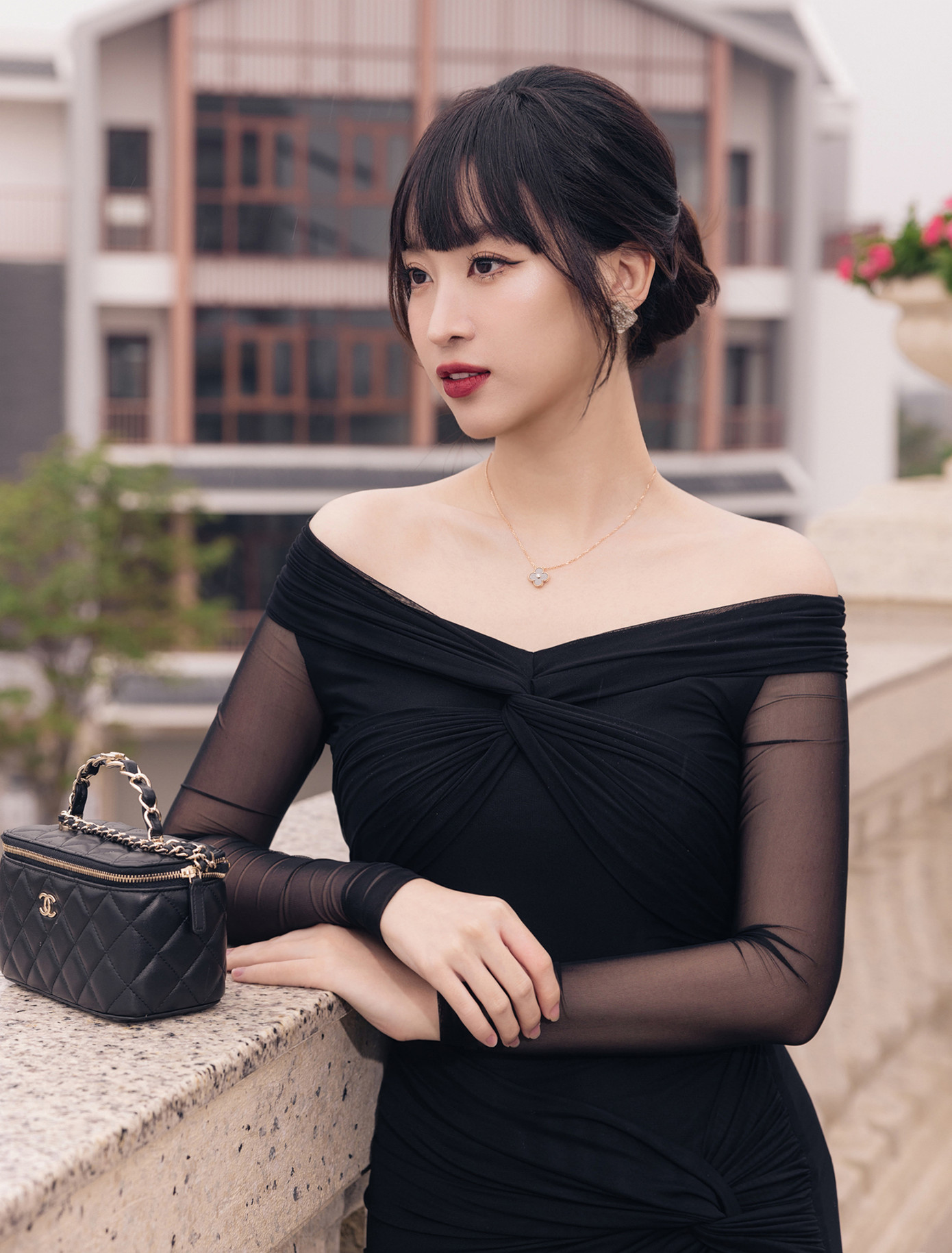 Chiều 14/1, Hoa hậu Đỗ Mỹ Linh xuất hiện tại show diễn thời trang tổ chức ở Hà Nội. Người đẹp diện váy đen bó sát, khoe vai trần và thân hình thanh mảnh. Hoa hậu Việt Nam 2016 cho biết thời gian qua cô tích cực giảm cân nên gần lấy lại được vóc dáng như trước. Ngay sau khi dự sự kiện, Đỗ Mỹ Linh nhanh chóng về nhà với con. Cô cho biết con còn nhỏ nên không dám ra ngoài lâu.