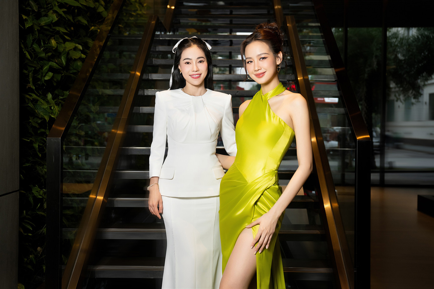 Hoa hậu Bảo Ngọc và bà Phạm Kim Dung đảm nhận vai trò giám khảo của đêm chung kết. Hoa hậu Liên lục địa 2022 diện váy xanh, xẻ tà quyến rũ.