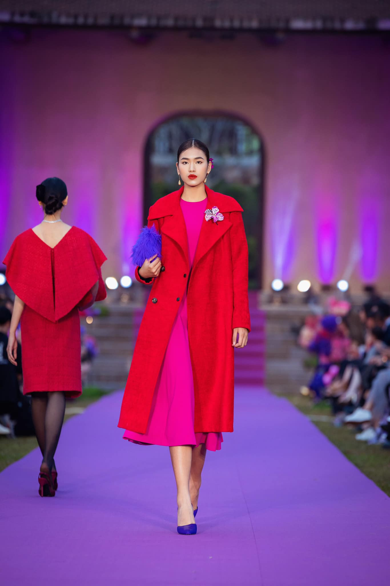 Minh Anh nổi bật trên sàn diễn nhờ gương mặt đậm chất Á đông cùng chiều cao ấn tượng và lối catwalk điềm tĩnh, uyển chuyển.