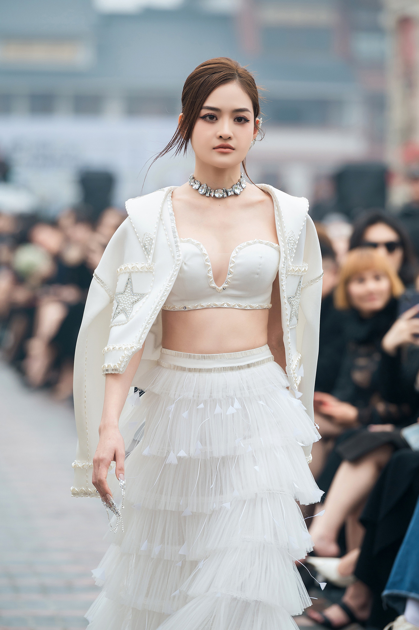 Diễn viên Thùy Anh khoe vòng một quyến rũ với thiết kế táo bạo trên sàn diễn thời trang.