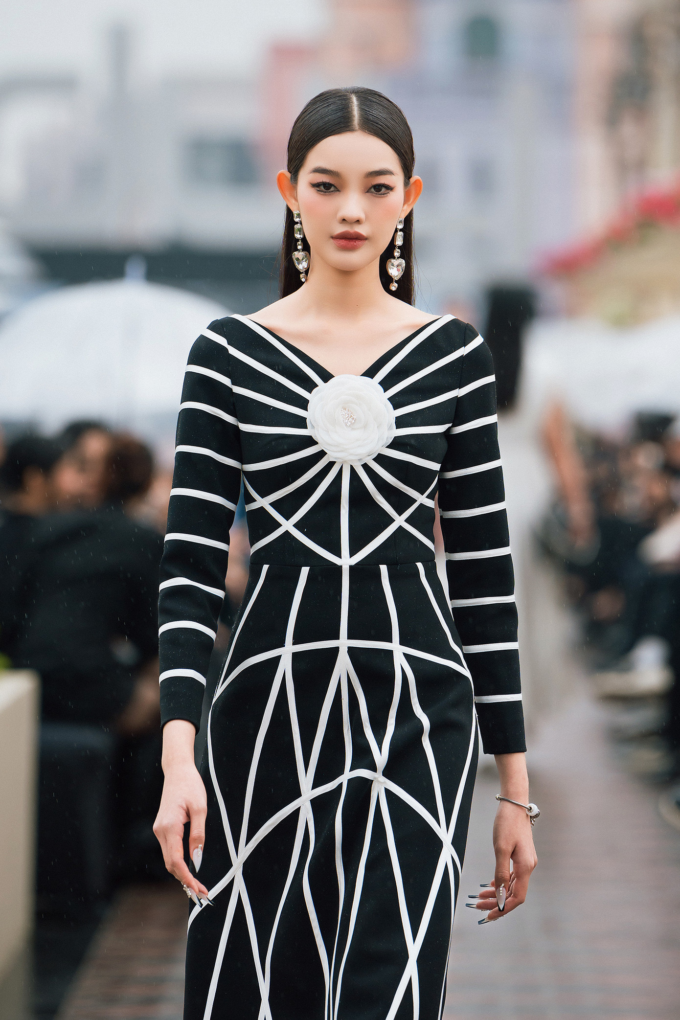 Hai người đẹp Bé Quyên và Hồng Quế trên sàn diễn.