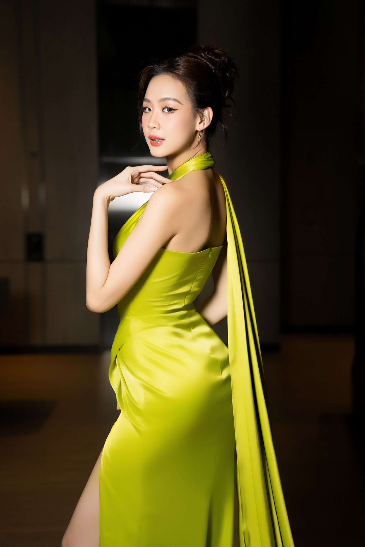 Hoa hậu Bảo Ngọc và bà Phạm Kim Dung đảm nhận vai trò giám khảo của đêm chung kết. Hoa hậu Liên lục địa 2022 diện váy xanh, xẻ tà quyến rũ.