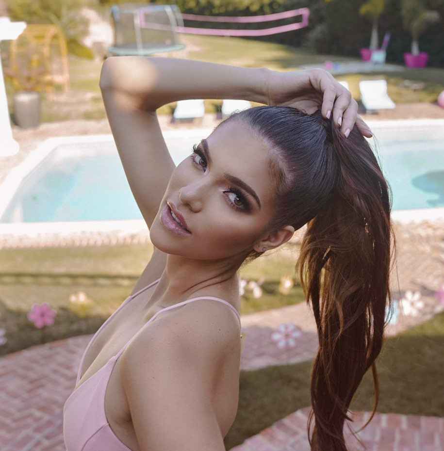 Mara Topic năm nay 27 tuổi, cao 1,75 m, là diễn viên, MC, biên tập viên kiêm nhà sản xuất nổi tiếng ở quê nhà.