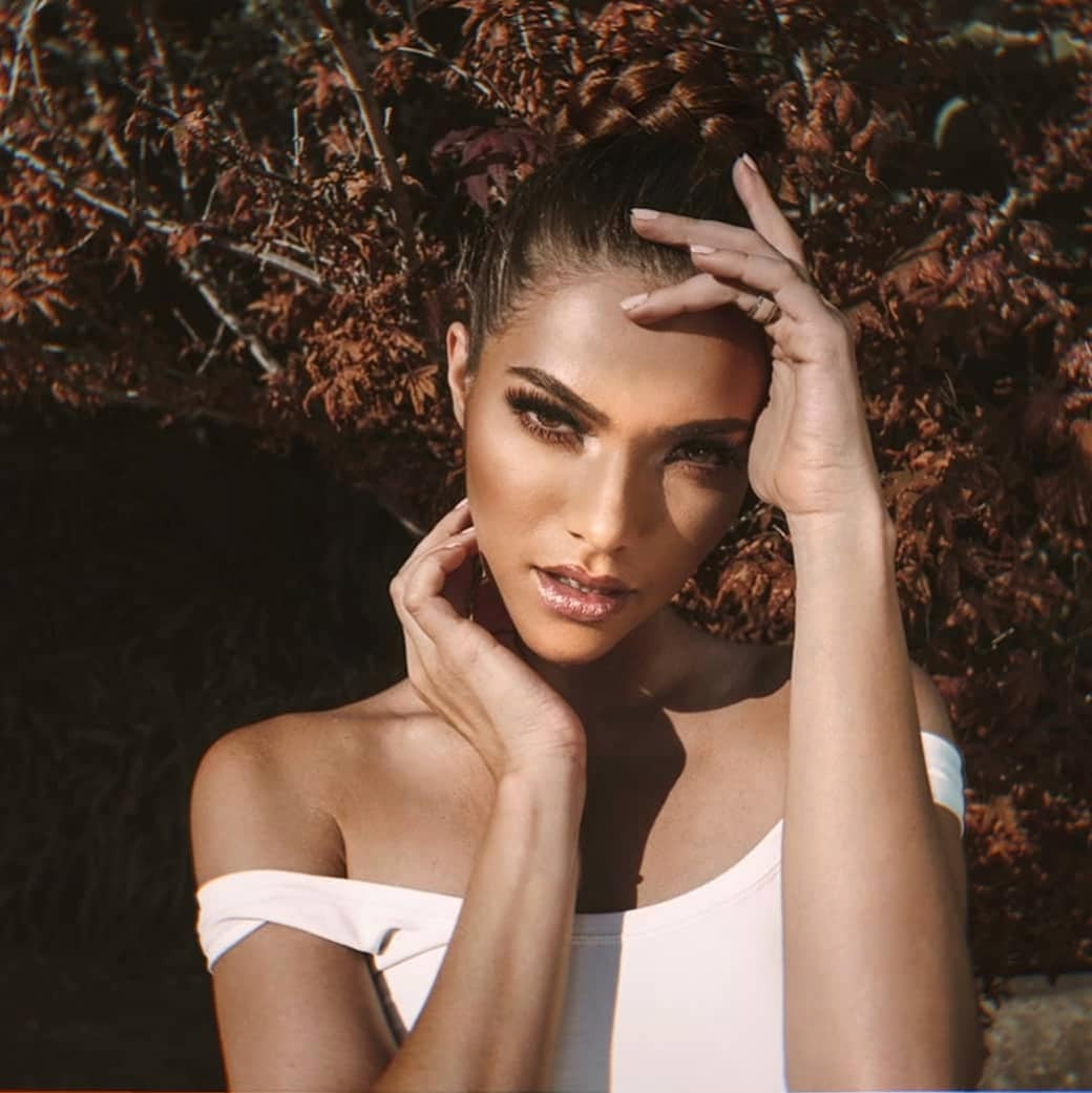 Mara Topic năm nay 27 tuổi, cao 1,75 m, là diễn viên, MC, biên tập viên kiêm nhà sản xuất nổi tiếng ở quê nhà.