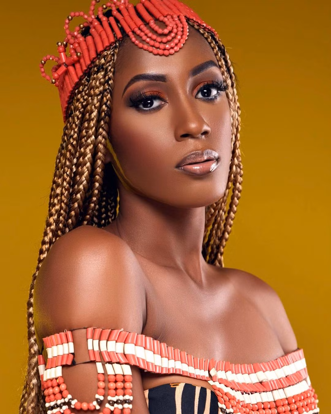 Đại diện Cameroon - Julia Samantha Edima có 333.000 người theo dõi trên mạng xã hội. Người đẹp là diễn viên, có bằng thạc sĩ về Giao tiếp kinh doanh và là người ủng hộ sức khỏe tâm thần. Tham vọng của cô là mở một trung tâm để hỗ trợ những người mắc chứng rối loạn sức khỏe tâm thần.