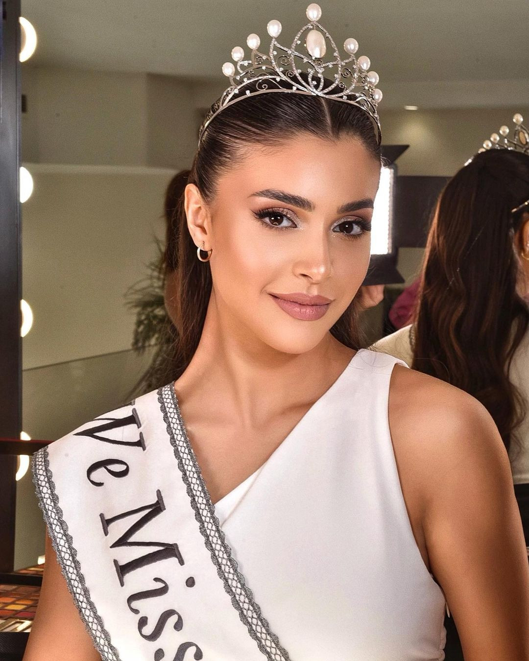 Đại diện Lebanon - Yasmina Zaytoun có 200.000 người theo dõi. Người đẹp 21 tuổi, là sinh viên chuyên ngành báo chí. Chỉ cao 1,67 m nhưng người đẹp được đánh giá có vẻ đẹp ngọt ngào phù hợp với sân chơi Hoa hậu Thế giới.