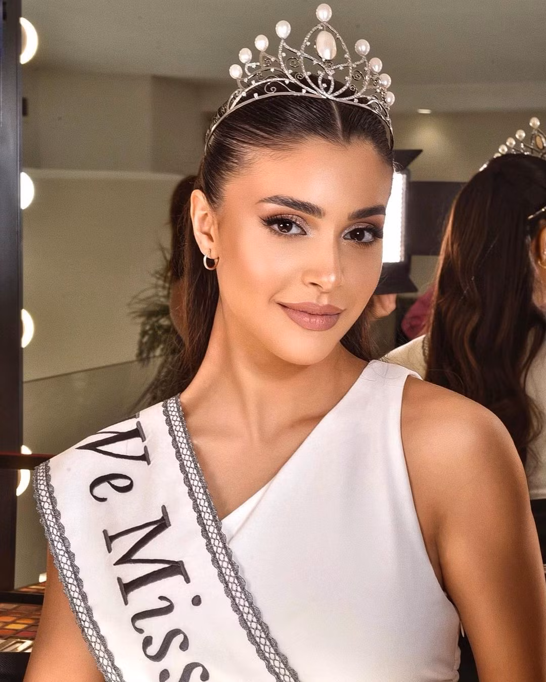 Đại diện Lebanon - Yasmina Zaytoun có 200.000 người theo dõi. Người đẹp 21 tuổi, là sinh viên chuyên ngành báo chí. Chỉ cao 1,67 m nhưng người đẹp được đánh giá có vẻ đẹp ngọt ngào phù hợp với sân chơi Hoa hậu Thế giới.