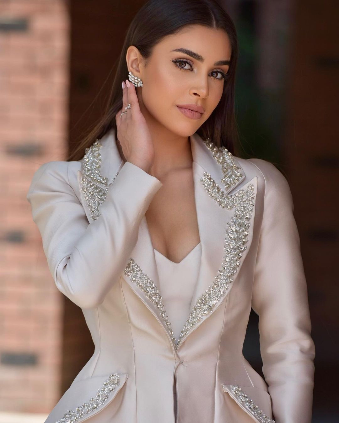 Đại diện Lebanon - Yasmina Zaytoun có 200.000 người theo dõi. Người đẹp 21 tuổi, là sinh viên chuyên ngành báo chí. Chỉ cao 1,67 m nhưng người đẹp được đánh giá có vẻ đẹp ngọt ngào phù hợp với sân chơi Hoa hậu Thế giới.