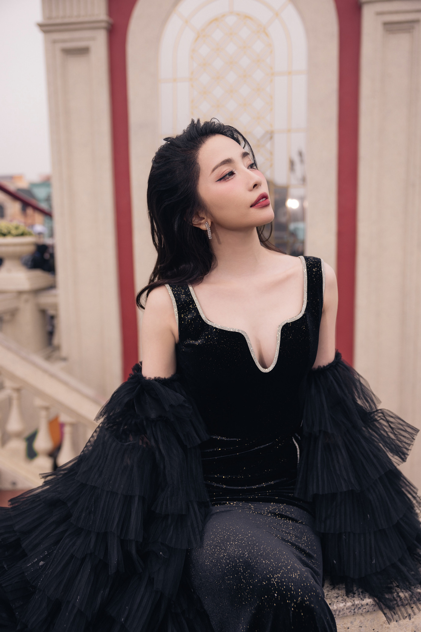 Diễn viên Quỳnh Nga, Hoa hậu Áo dài Phí Thùy Linh diện trang phục quyến rũ.