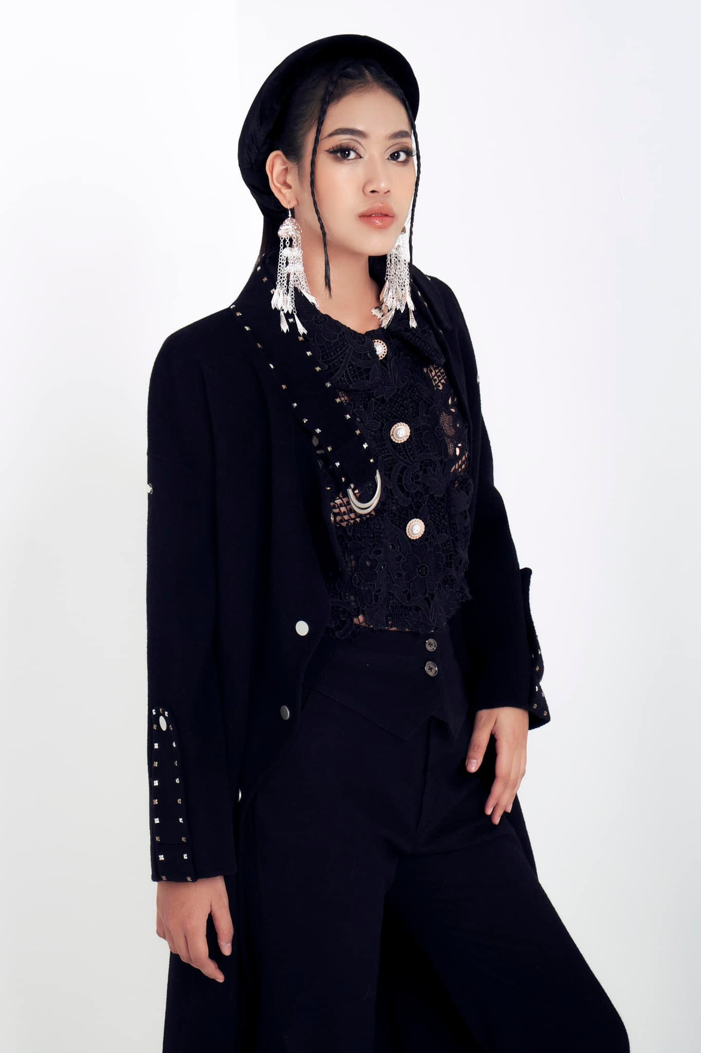 Minh Anh tham gia sinh hoạt tại Câu lạc bộ người mẫu Đại học Ngoại thương, nơi có nhiều gương mặt từng là hoa hậu, á hậu và những người đẹp đạt giải cao ở các cuộc thi sắc đẹp.