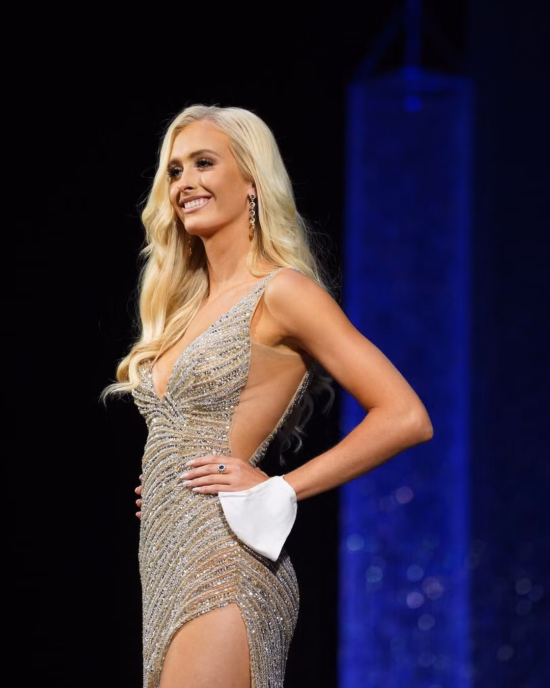 Trong khi đó, Miss America không đề cao việc đi thi quốc tế mà tập trung vào con đường học vấn và công tác từ thiện, xã hội.