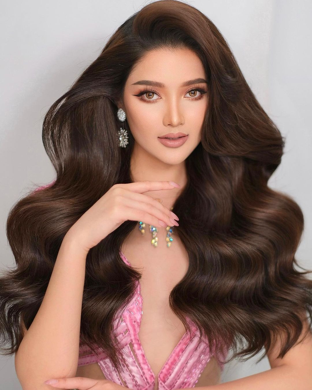 Người đẹp đã tốt nghiệp khoa Dược tại Đại học Chiang Mai, có khả năng nói tiếng Anh trôi chảy. Ngoài ra, Chonnikarn Supittayaporn còn có năng khiếu làm diễn viên, múa Thái, tham gia đội cổ vũ của Đại học Chiang Mai.