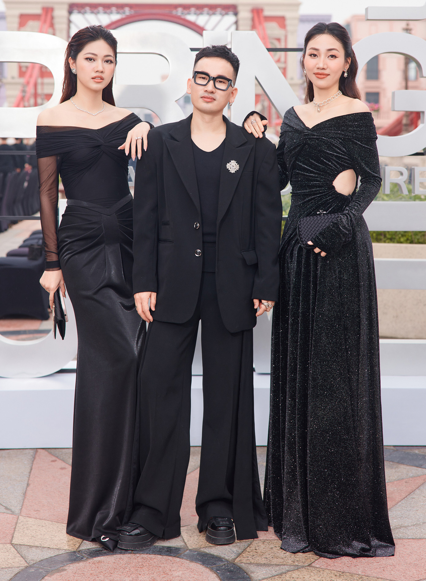 Chị em Á hậu Thanh Tú, Trà My diện đồ tông màu đen đến chúc mừng nhà thiết kế Hà Duy. Á hậu Thanh Tú gây bất ngờ với vóc dáng gọn gàng sau khi sinh con thứ hai. Trong khi đó, Á hậu Thụy Vân mặc váy dạ hội kết hợp hai tông màu đen - trắng thanh lịch. Người đẹp được khen mặn mà ở tuổi 38.