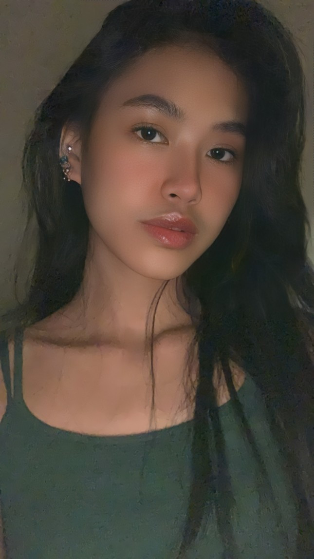 Nhan sắc ngoài đời của người đẹp nhận được sự khen ngợi từ cư dân mạng. Minh Anh có sống mũi cao, làn da nâu khỏe khoắn.