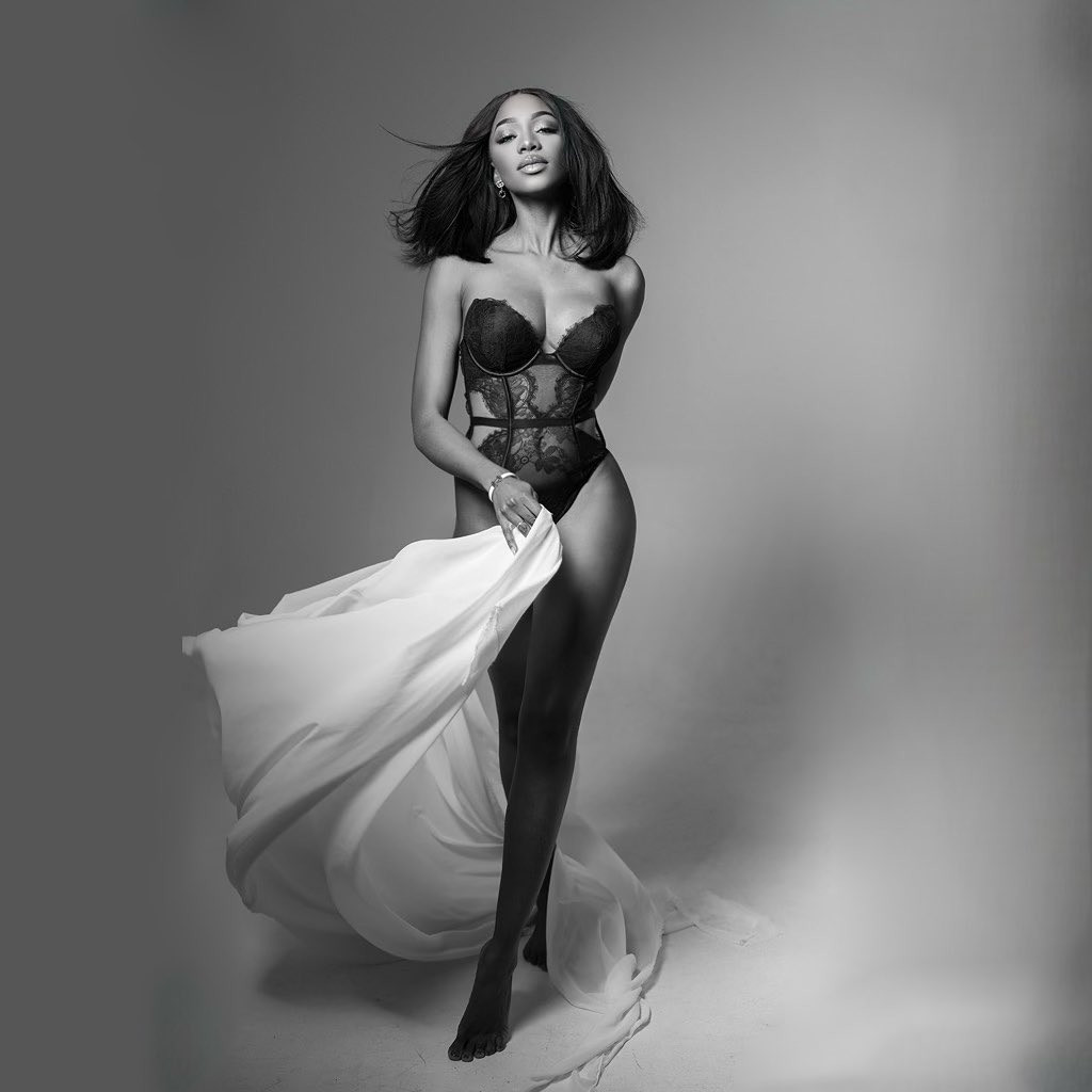 Amy Gueye là người đẹp có kinh nghiệm thi sắc đẹp ấn tượng. Cô từng đạt danh hiệu The Miss Globe Senegal 2019, Miss Aura International Senegal 2020.