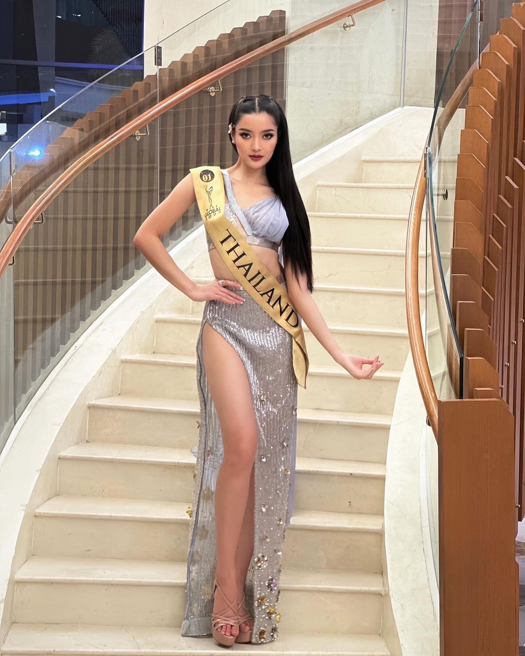 Đương kim Hoa hậu Thái Lan Chonnikarn Supittayaporn 2023 đang dự thi Miss Global - Hoa hậu Toàn cầu 2023 tổ chức ở Việt Nam. Cô vừa tham dự đêm bán kết tổ chức ở Phú Quốc ngày 13/1. Tại cuộc thi năm nay, Chonnikarn Supittayaporn được các chuyên trang sắc đẹp dự đoán là ứng viên tiềm năng cho vương miện.